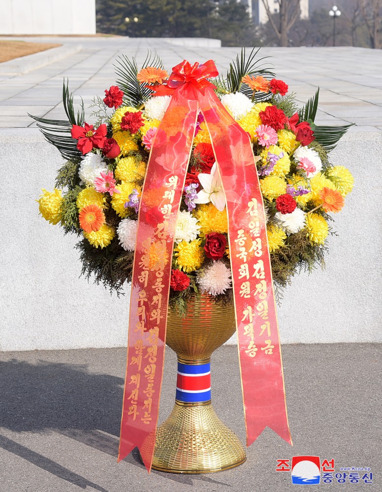 Floral Baskets to Statues of Great Leaders from Foreigners and Overseas Compatriots