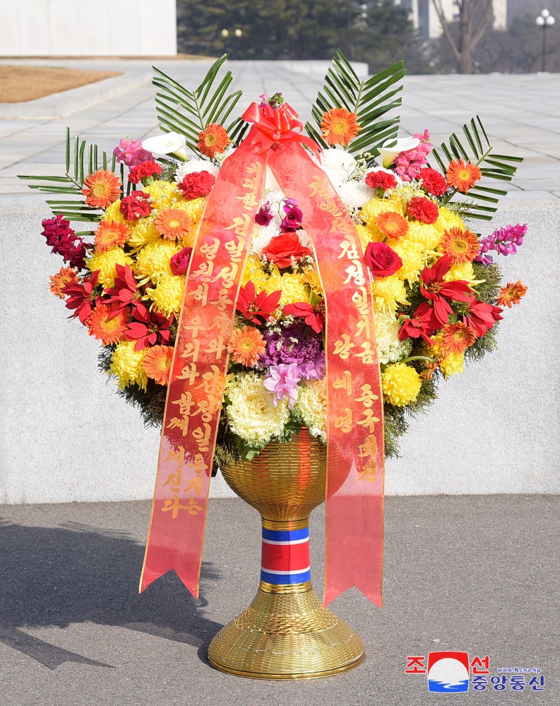 Floral Baskets to Statues of Great Leaders from Foreigners and Overseas Compatriots