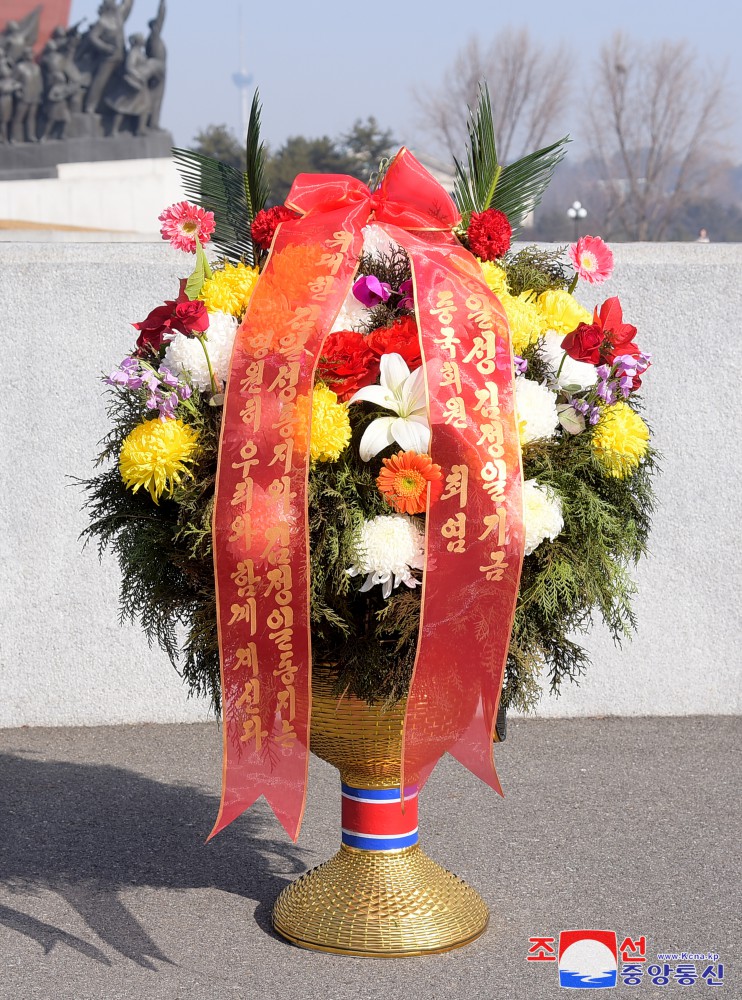 Floral Baskets to Statues of Great Leaders from Foreigners and Overseas Compatriots