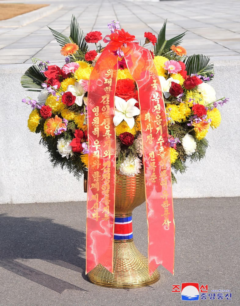 Floral Baskets to Statues of Great Leaders from Foreigners and Overseas Compatriots