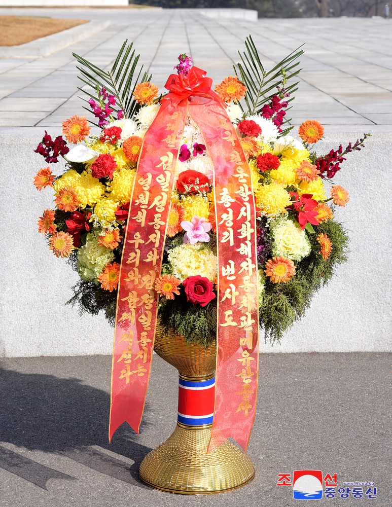 Floral Baskets to Statues of Great Leaders from Foreigners and Overseas Compatriots