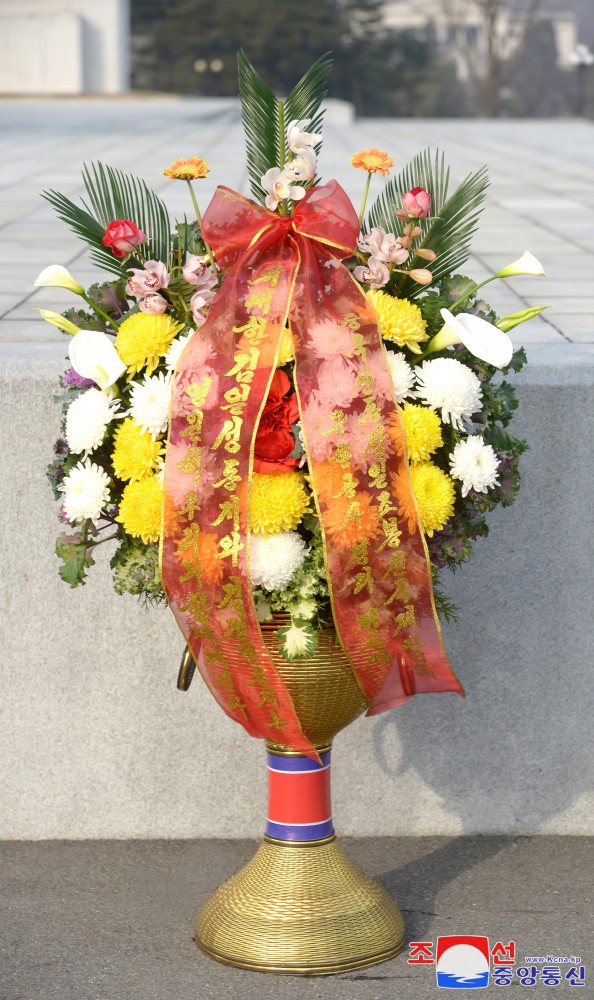 Floral Baskets to Statues of Great Leaders from Foreigners and Overseas Compatriots