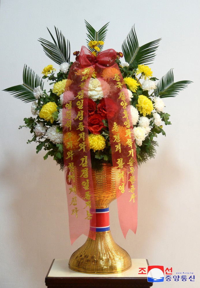 Floral Baskets to Statues of Great Leaders from Foreigners and Overseas Compatriots