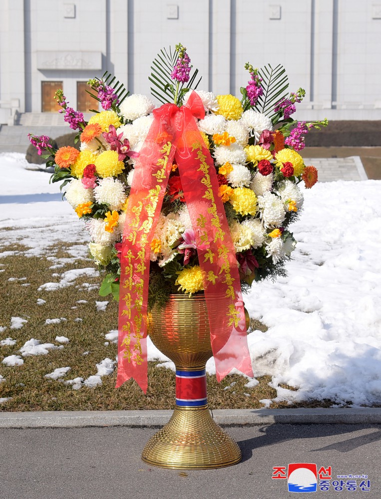 Floral Baskets to Statues of Great Leaders from Foreigners and Overseas Compatriots