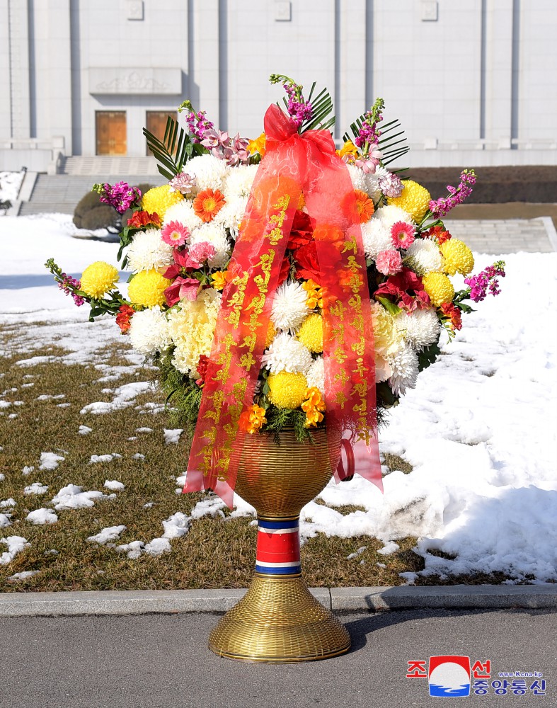 Floral Baskets to Statues of Great Leaders from Foreigners and Overseas Compatriots