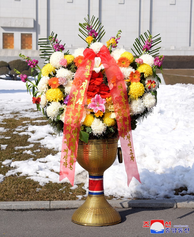 Floral Baskets to Statues of Great Leaders from Foreigners and Overseas Compatriots