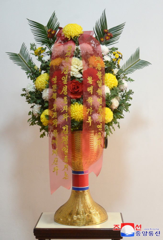 Floral Baskets to Statues of Great Leaders from Foreigners and Overseas Compatriots