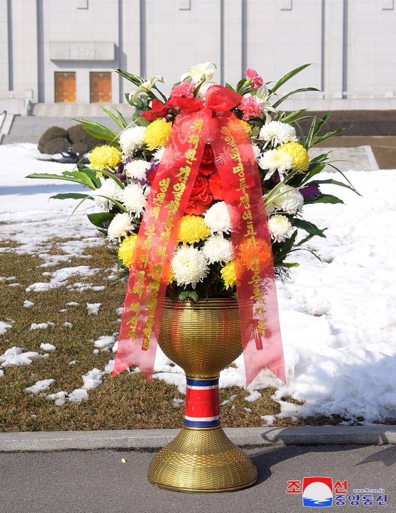 Floral Baskets to Statues of Great Leaders from Foreigners and Overseas Compatriots