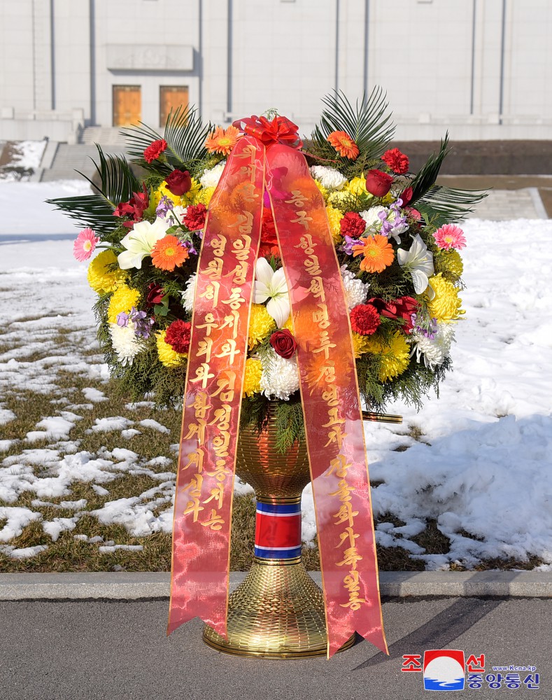 Floral Baskets to Statues of Great Leaders from Foreigners and Overseas Compatriots