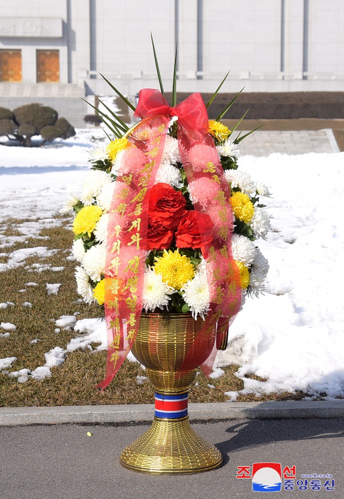 Floral Baskets to Statues of Great Leaders from Foreigners and Overseas Compatriots