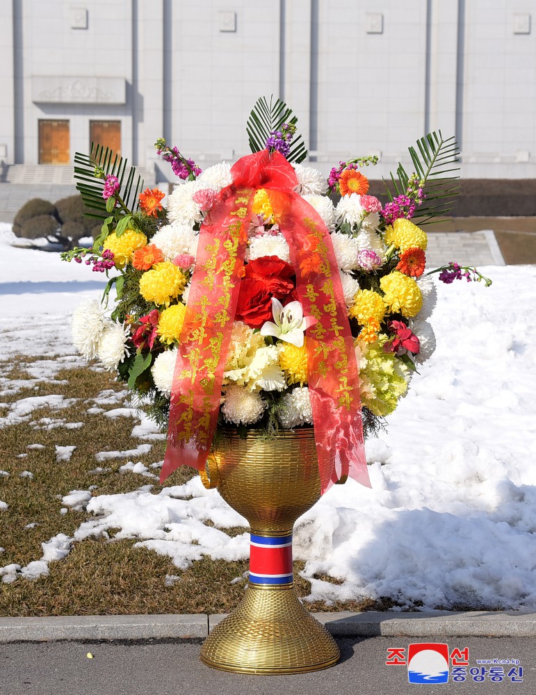 Floral Baskets to Statues of Great Leaders from Foreigners and Overseas Compatriots