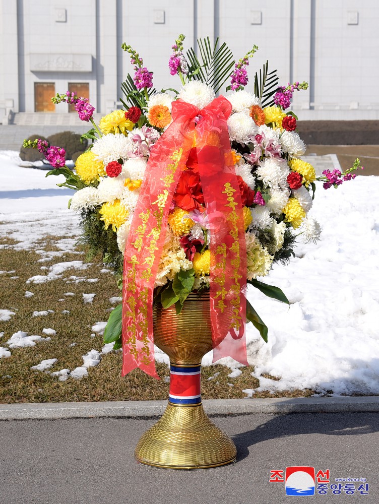 Floral Baskets to Statues of Great Leaders from Foreigners and Overseas Compatriots