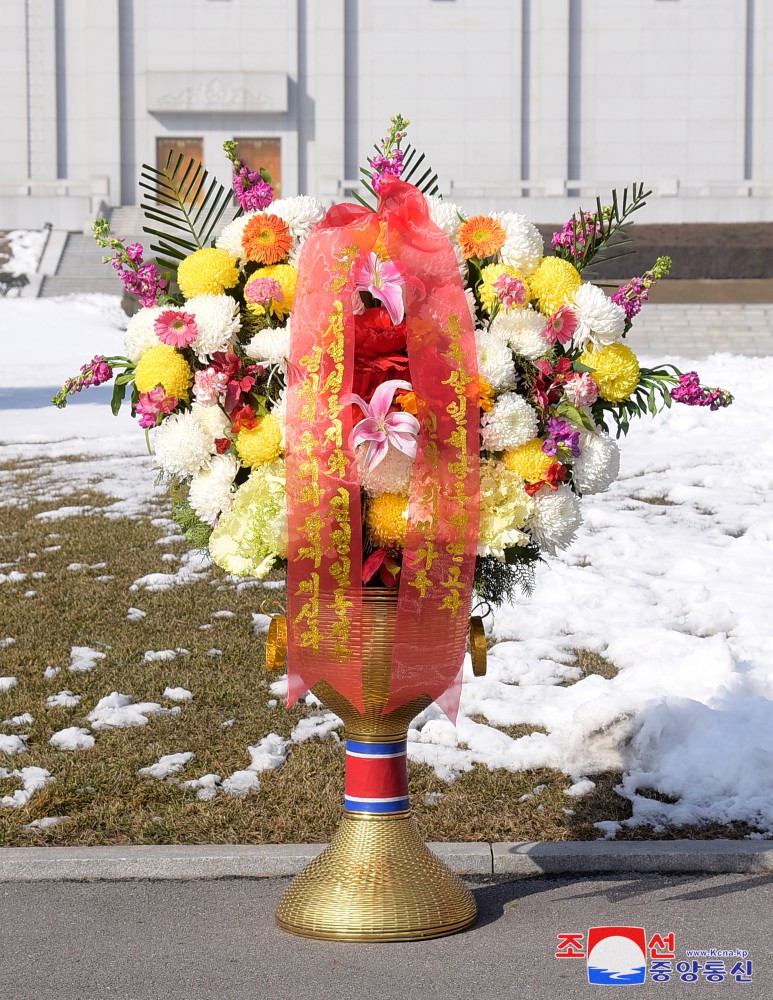 Floral Baskets to Statues of Great Leaders from Foreigners and Overseas Compatriots