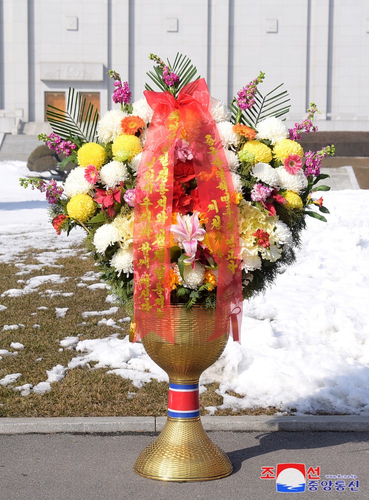 Floral Baskets to Statues of Great Leaders from Foreigners and Overseas Compatriots