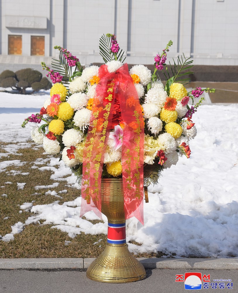 Floral Baskets to Statues of Great Leaders from Foreigners and Overseas Compatriots