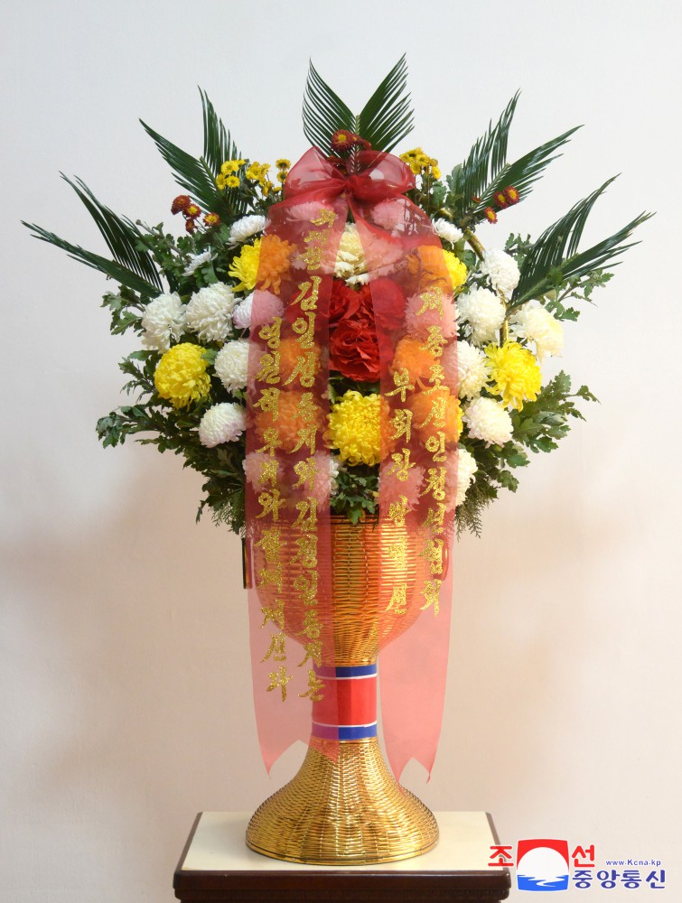 Floral Baskets to Statues of Great Leaders from Foreigners and Overseas Compatriots