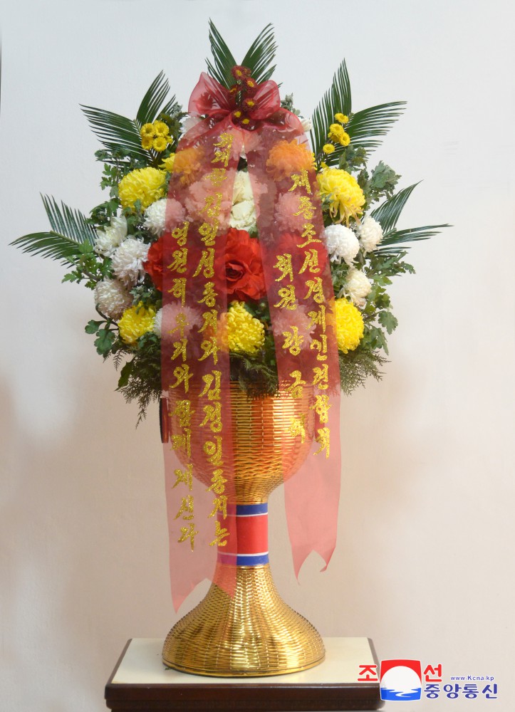 Floral Baskets to Statues of Great Leaders from Foreigners and Overseas Compatriots