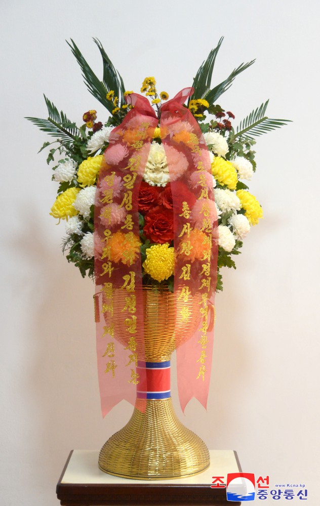 Floral Baskets to Statues of Great Leaders from Foreigners and Overseas Compatriots