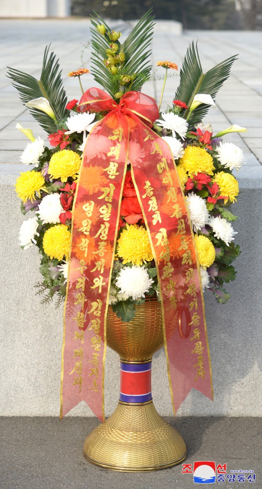 Floral Baskets to Statues of Great Leaders from Foreigners and Overseas Compatriots