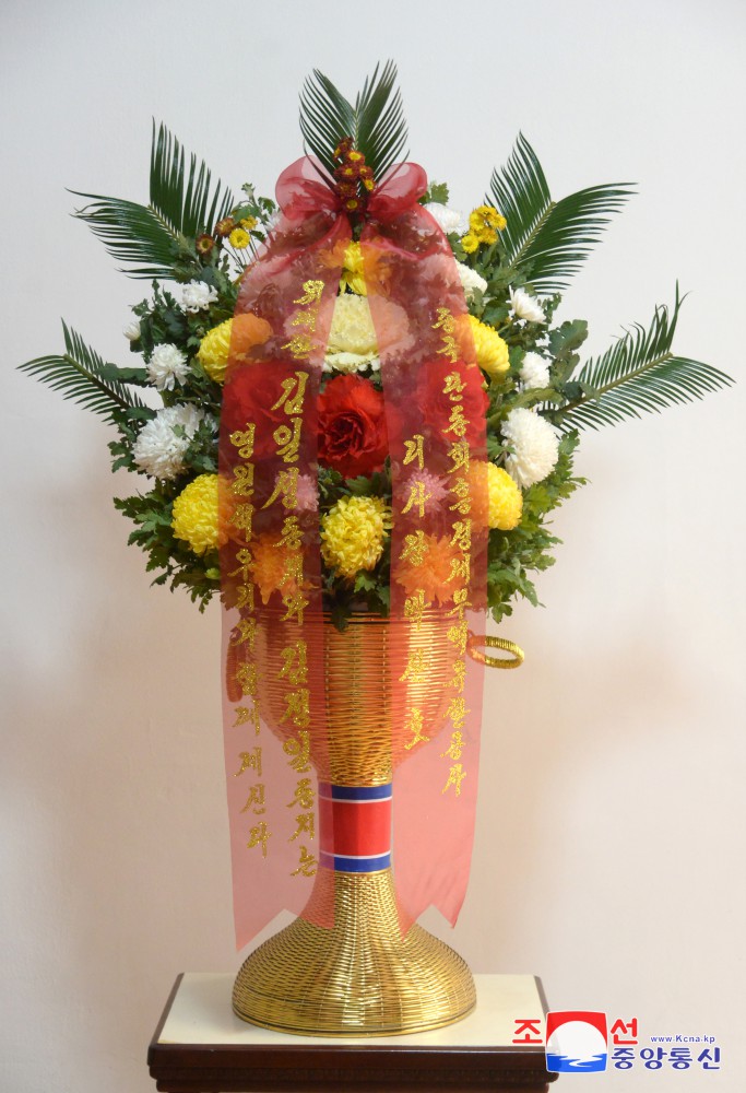 Floral Baskets to Statues of Great Leaders from Foreigners and Overseas Compatriots