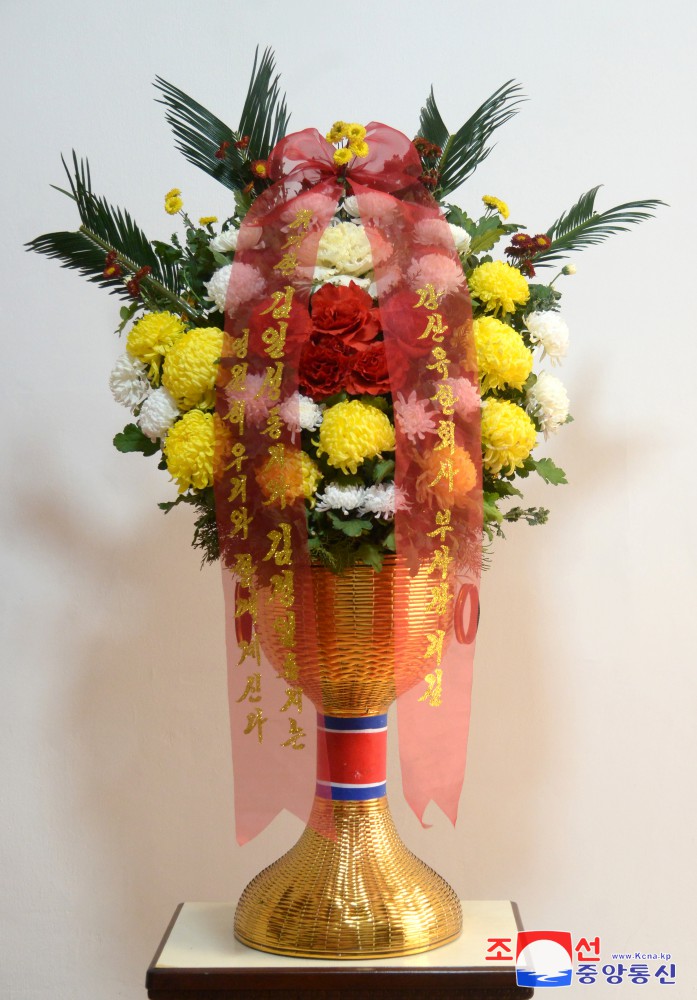 Floral Baskets to Statues of Great Leaders from Foreigners and Overseas Compatriots