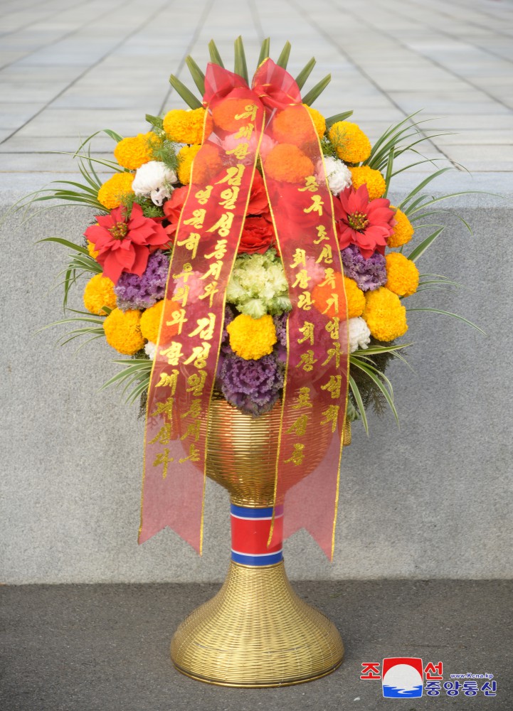 Floral Baskets to Statues of Great Leaders from Foreigners and Overseas Compatriots