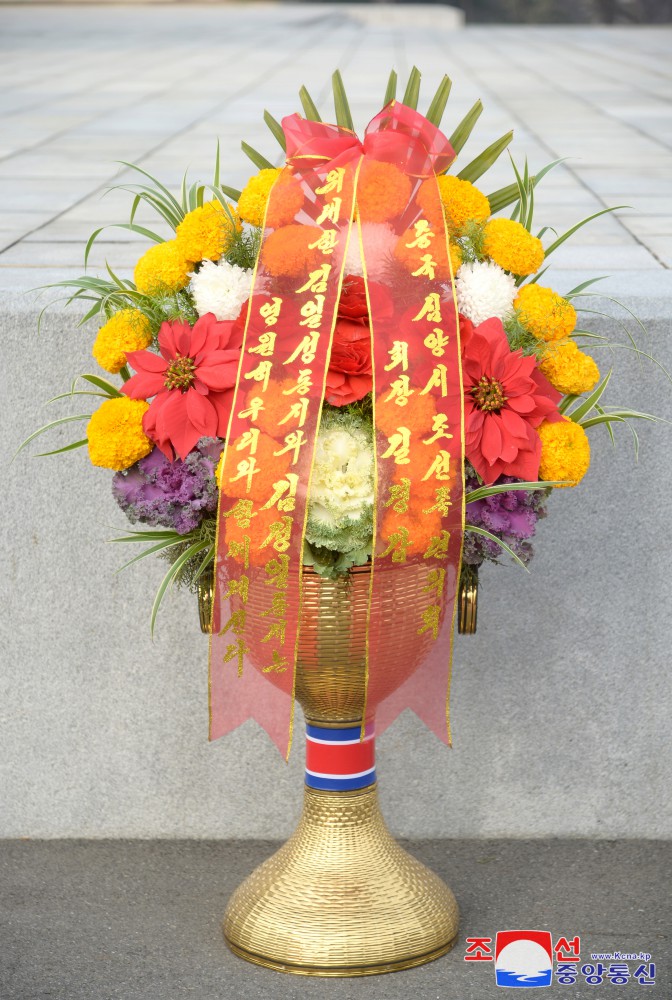 Floral Baskets to Statues of Great Leaders from Foreigners and Overseas Compatriots