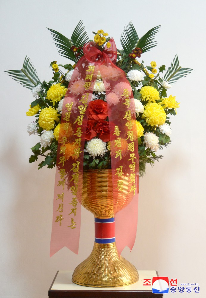 Floral Baskets to Statues of Great Leaders from Foreigners and Overseas Compatriots