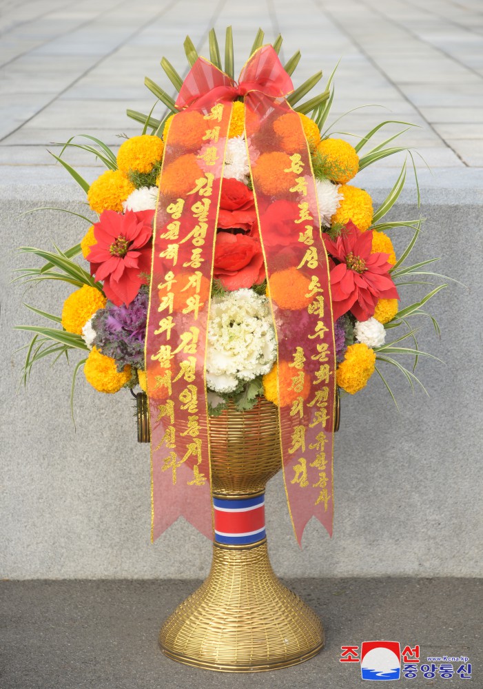 Floral Baskets to Statues of Great Leaders from Foreigners and Overseas Compatriots