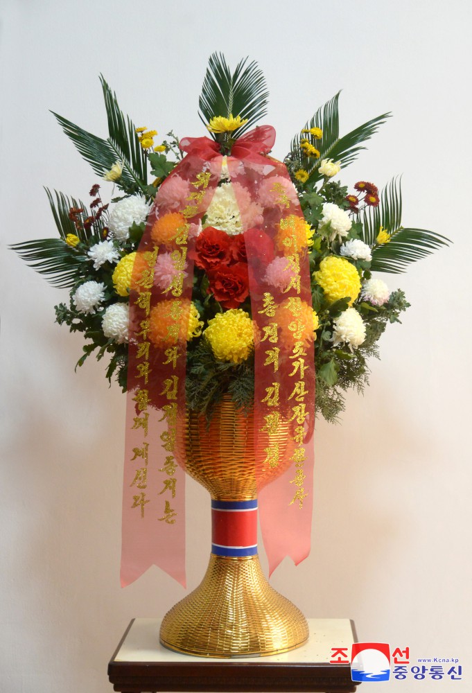 Floral Baskets to Statues of Great Leaders from Foreigners and Overseas Compatriots