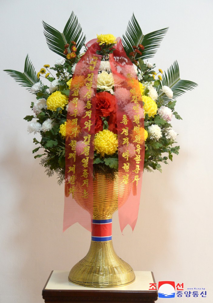 Floral Baskets to Statues of Great Leaders from Foreigners and Overseas Compatriots