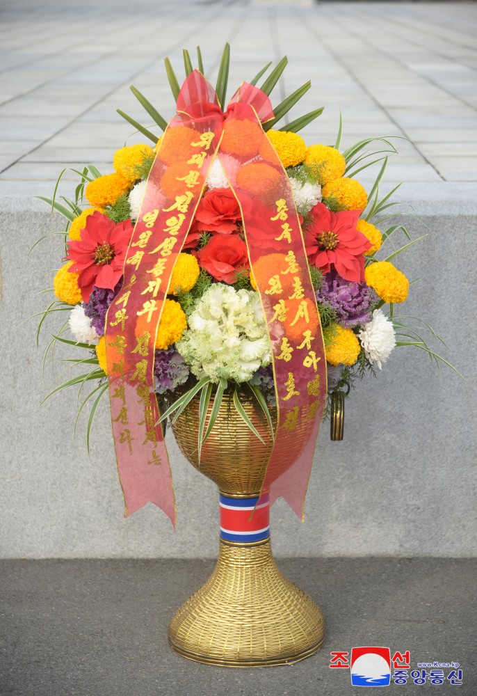 Floral Baskets to Statues of Great Leaders from Foreigners and Overseas Compatriots