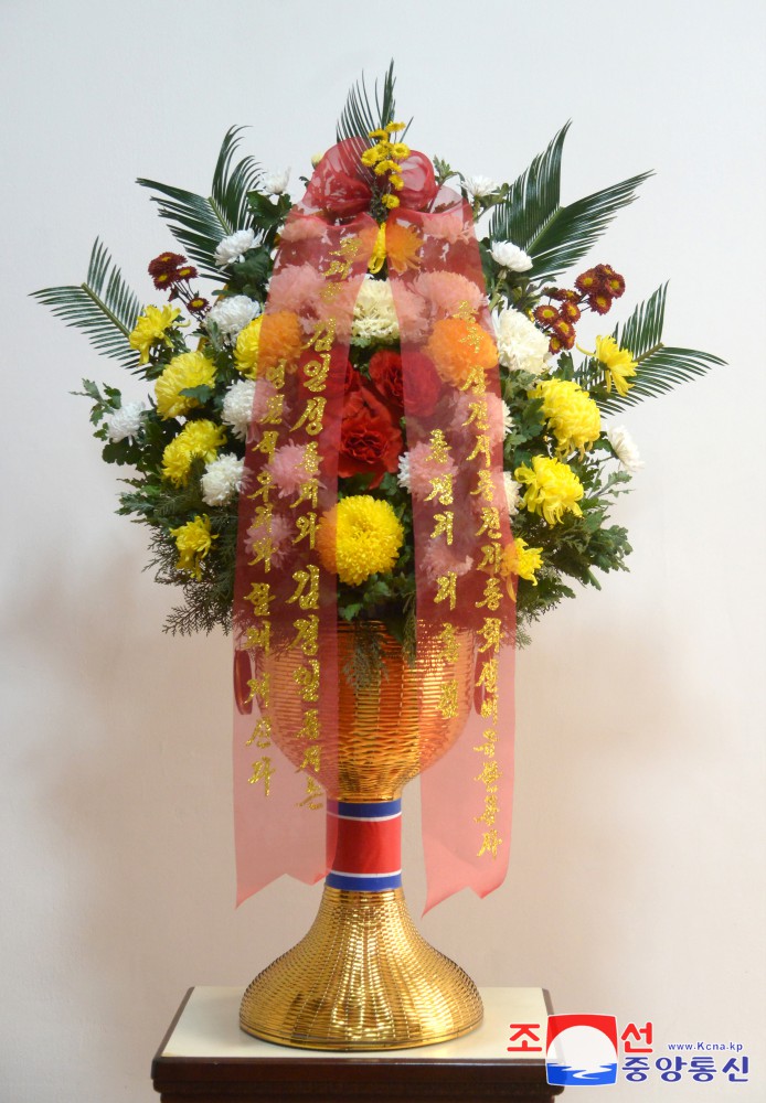 Floral Baskets to Statues of Great Leaders from Foreigners and Overseas Compatriots