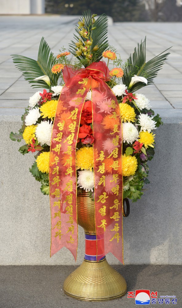 Floral Baskets to Statues of Great Leaders from Foreigners and Overseas Compatriots