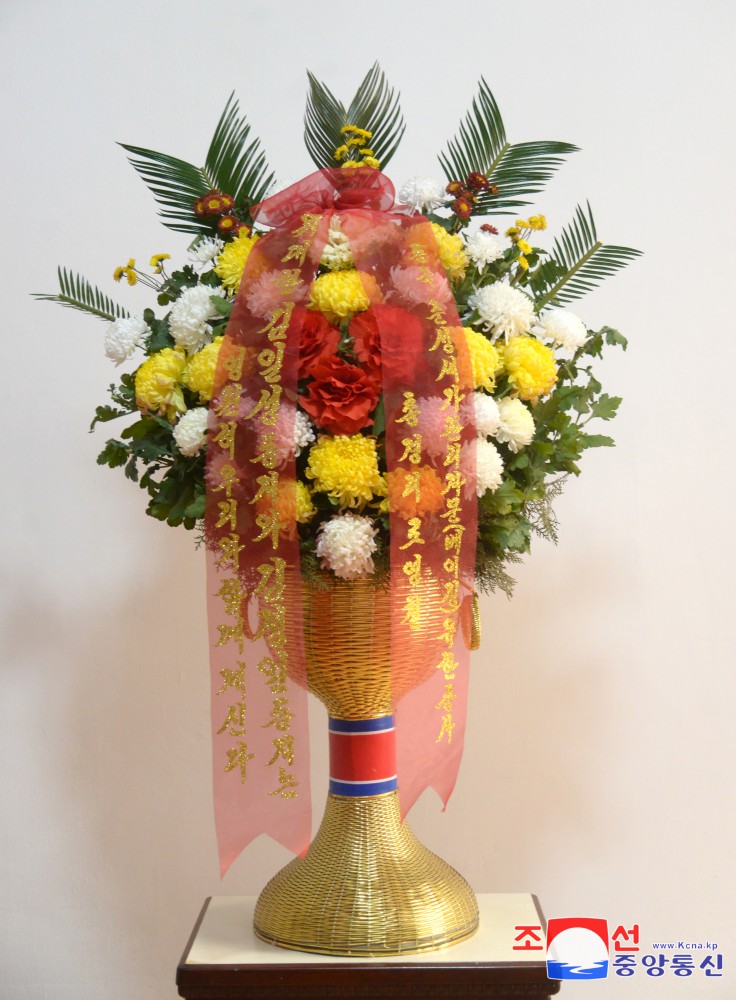 Floral Baskets to Statues of Great Leaders from Foreigners and Overseas Compatriots