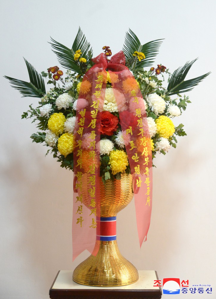 Floral Baskets to Statues of Great Leaders from Foreigners and Overseas Compatriots