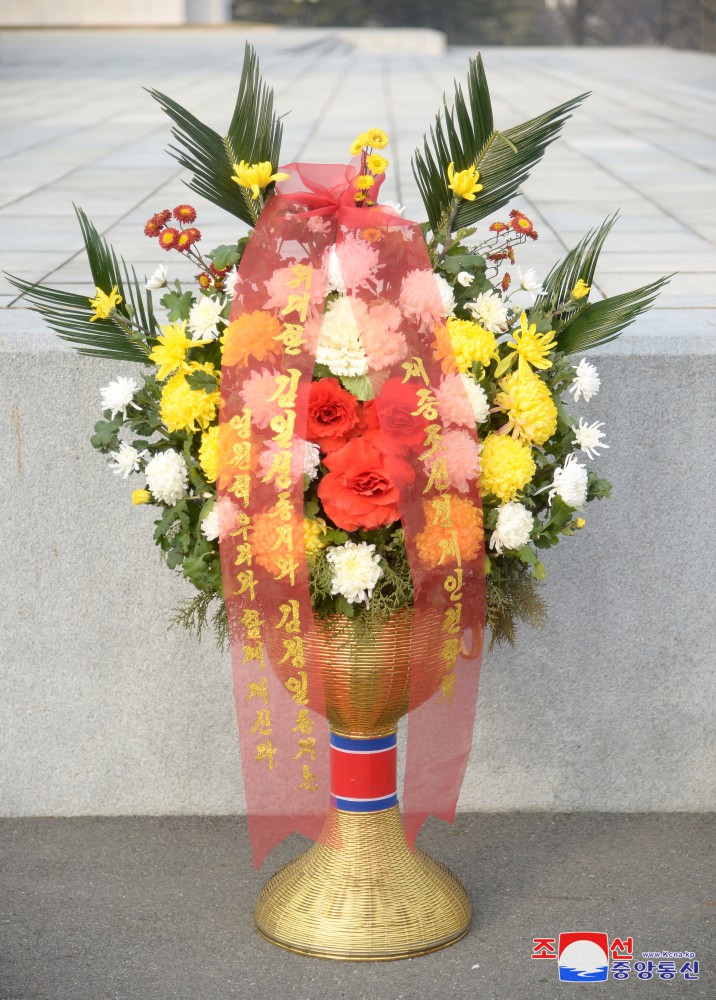 Floral Baskets to Statues of Great Leaders from Koreans in China