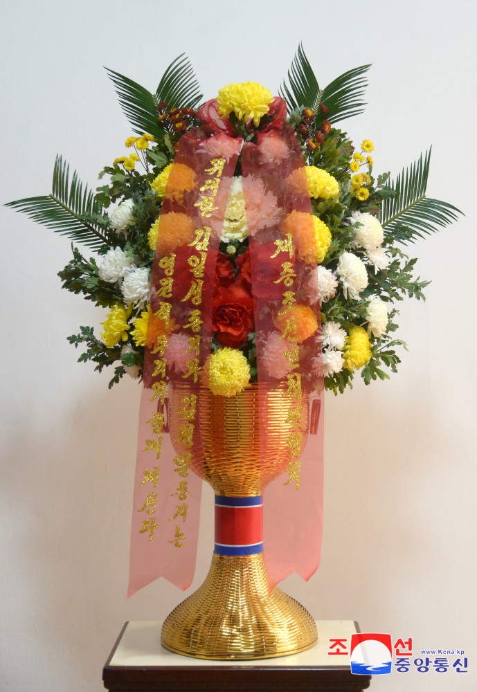 Floral Baskets to Statues of Great Leaders from Koreans in China