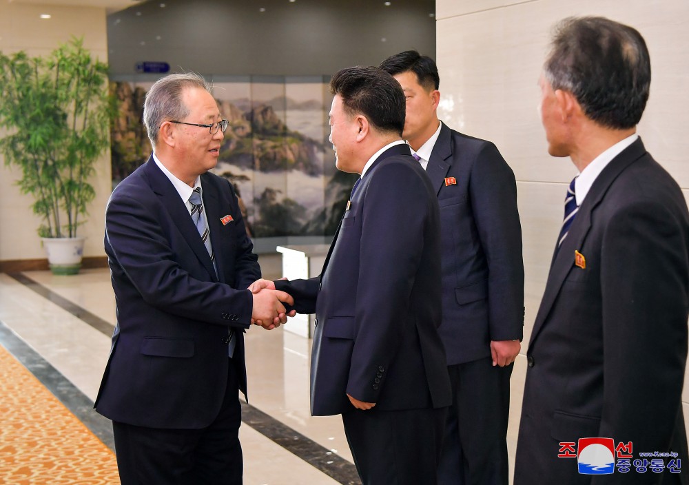 Congratulatory Group of Koreans in Japan Arrives