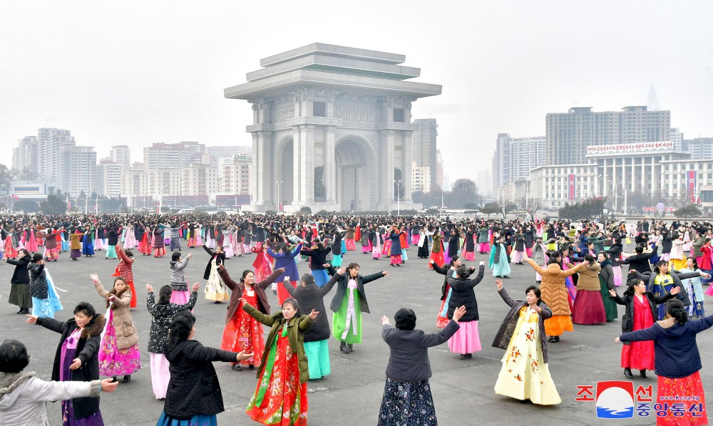 Mujeres coreanas celebran con baile el 16 de febrero