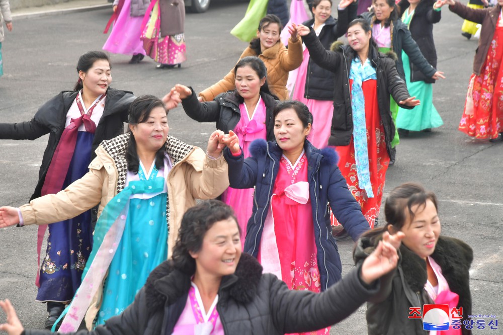 Mujeres coreanas celebran con baile el 16 de febrero