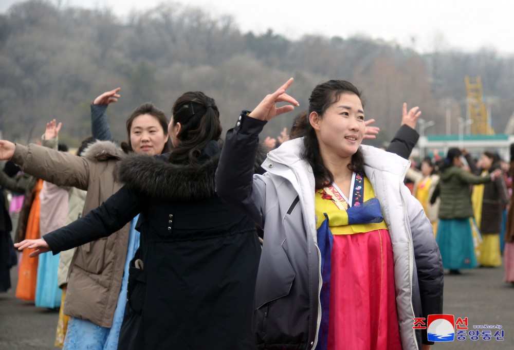 녀맹일군들과 녀맹원들의 무도회 진행