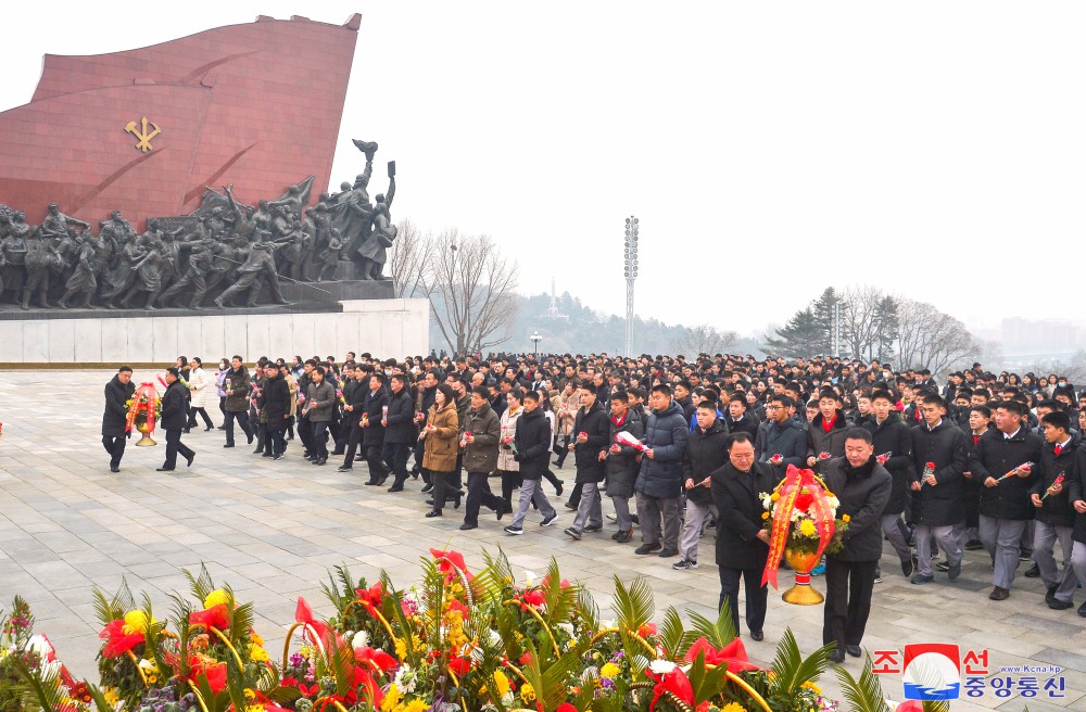 Coreanos rinden homenaje a los grandes líderes por el 16 de febrero