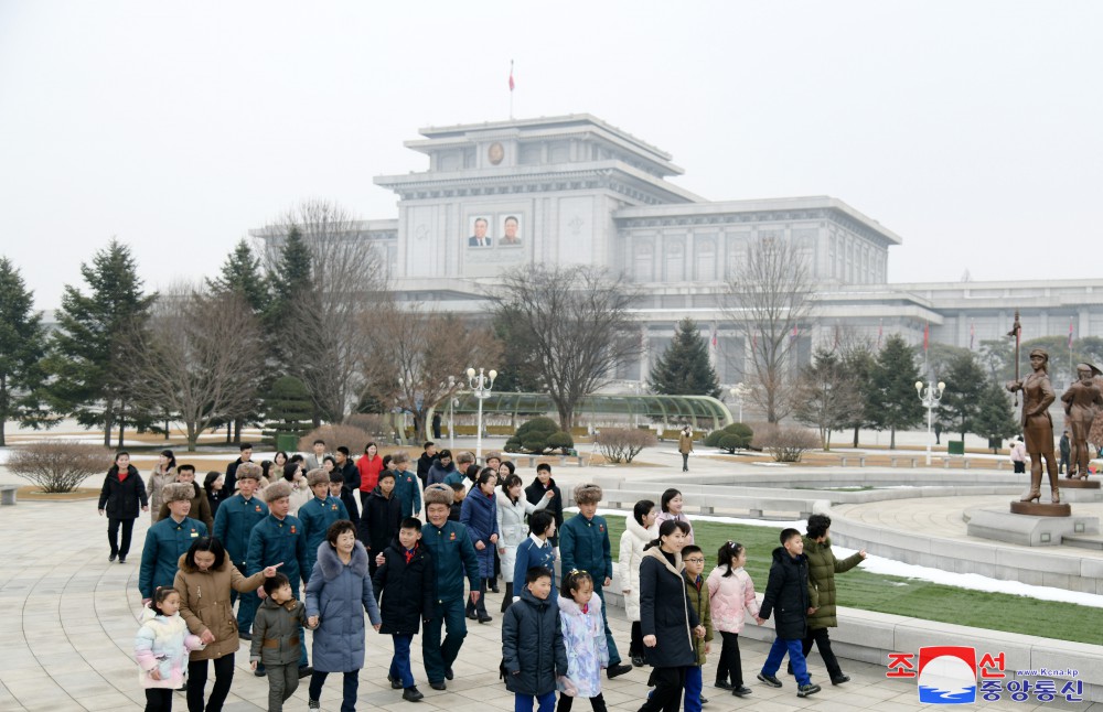 Celebran en Corea día de nacimiento de Dirigente Kim Jong Il