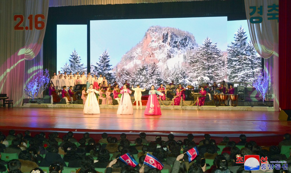 Celebran en Corea día de nacimiento de Dirigente Kim Jong Il