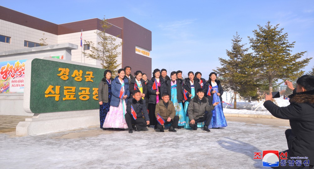 Celebran en Corea día de nacimiento de Dirigente Kim Jong Il