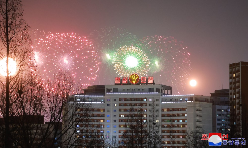 Velada de jóvenes coreanos y lanzamiento de fuegos artificiales por el 16 de febrero