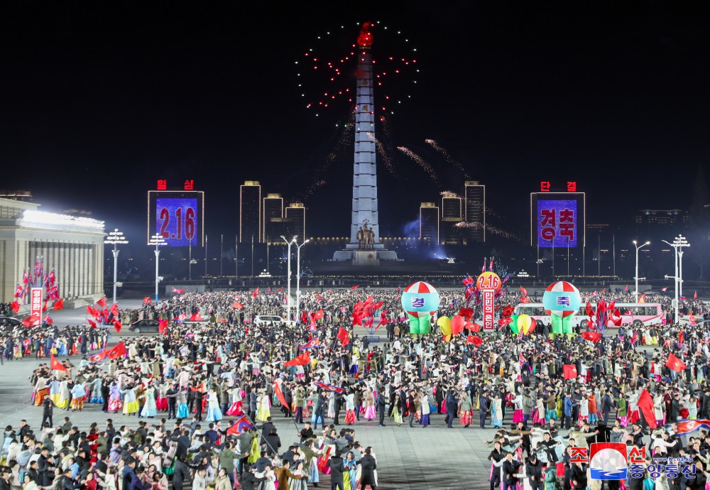 Velada de jóvenes coreanos y lanzamiento de fuegos artificiales por el 16 de febrero