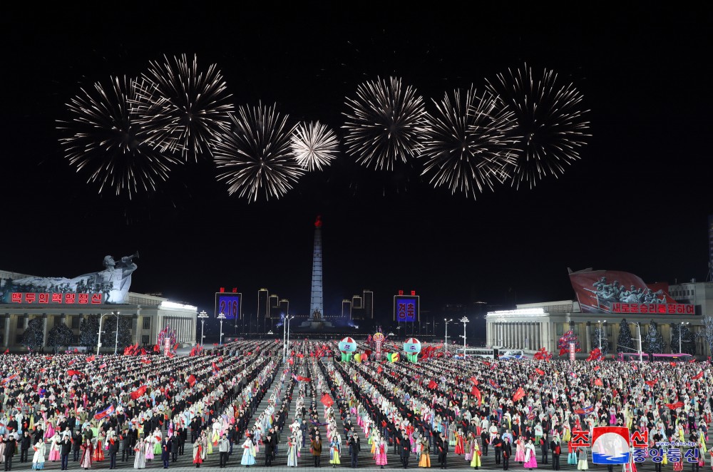 Velada de jóvenes coreanos y lanzamiento de fuegos artificiales por el 16 de febrero