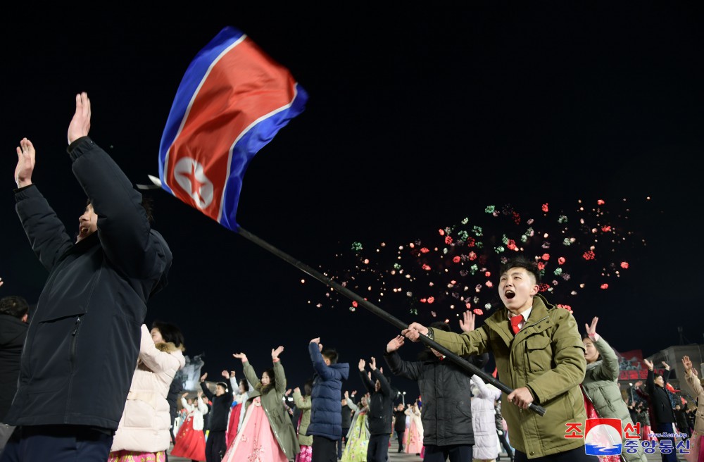 Velada de jóvenes coreanos y lanzamiento de fuegos artificiales por el 16 de febrero